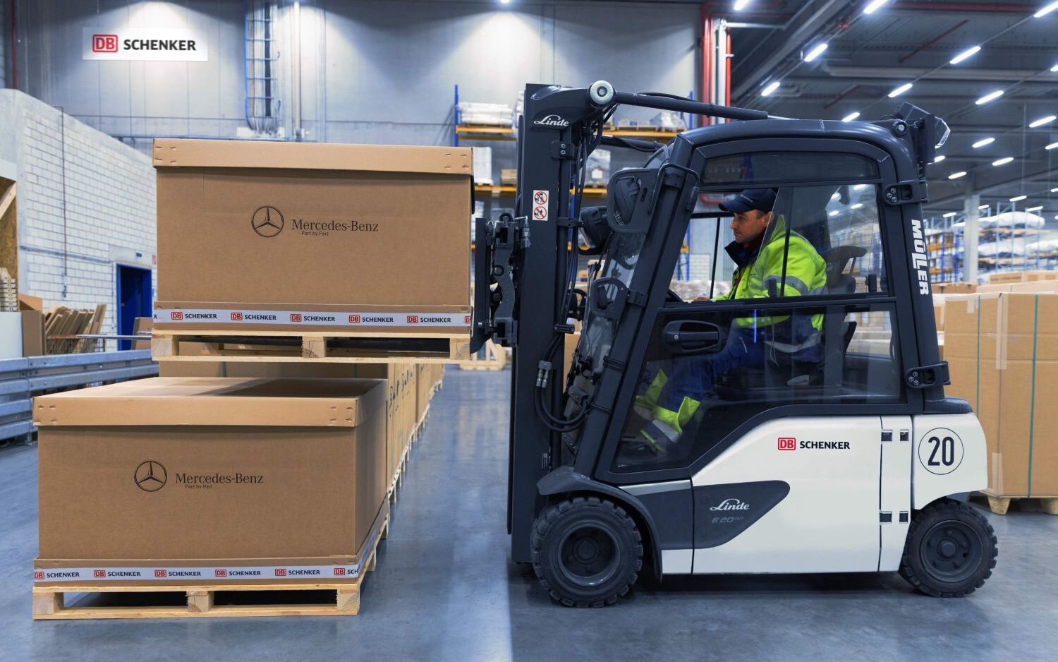 Napędzając zmianę: DB Schenker zapewnia Mercedes-Benz rekordową ilość biopaliwa SAF