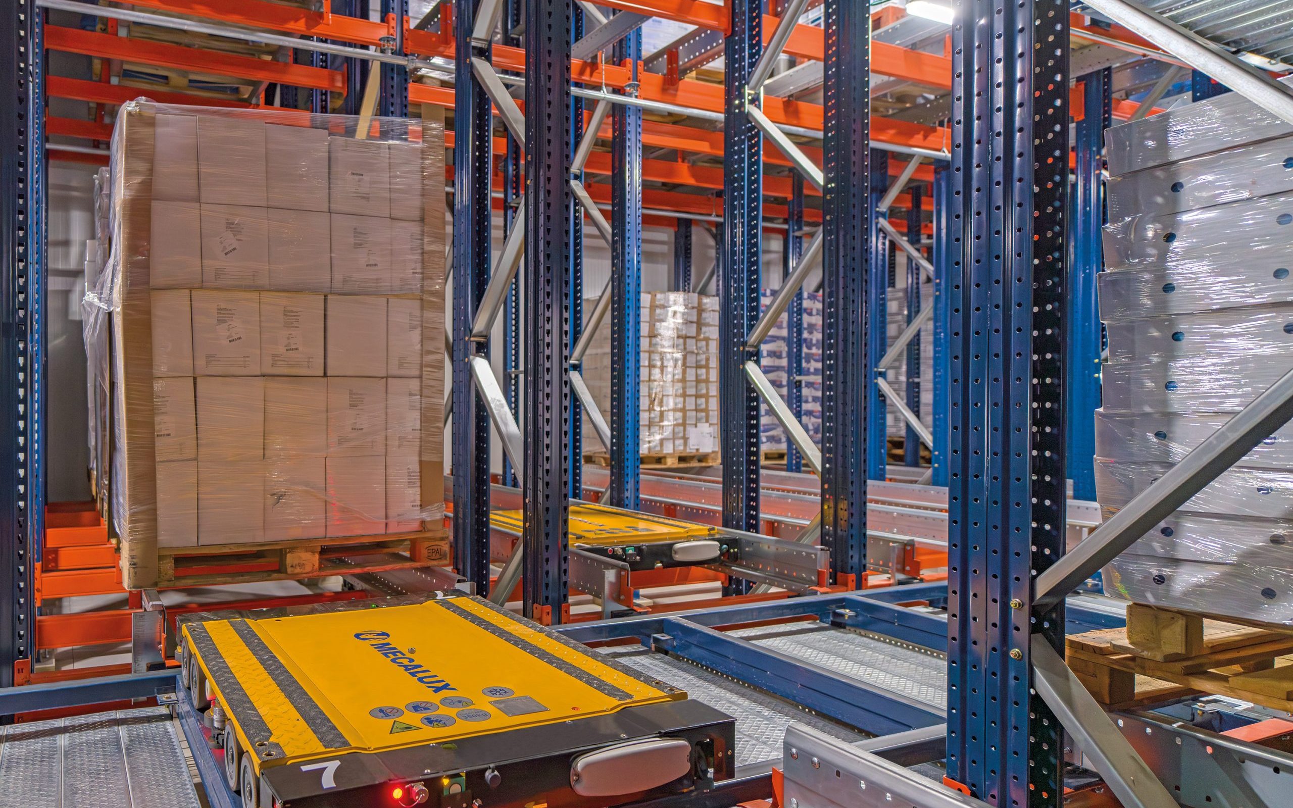 Automatyczny Pallet Shuttle 3D Mecalux w mroźni: Clavo Food Factory skraca czas operacji o 20%
