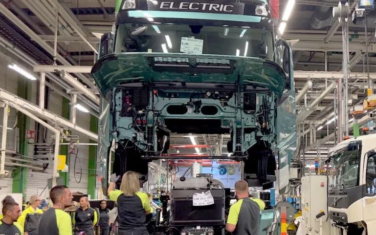 Volvo Trucks rozpoczyna seryjną produkcję elektrycznych samochodów ciężarowych