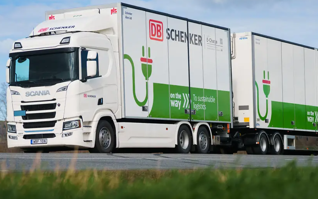 Bezemisyjne dostawy na duże odległości: DB Schenker jako pierwsza firma w Szwecji jeździ e- ciężarówką R 450e od Scanii na trasach długodystansowych.