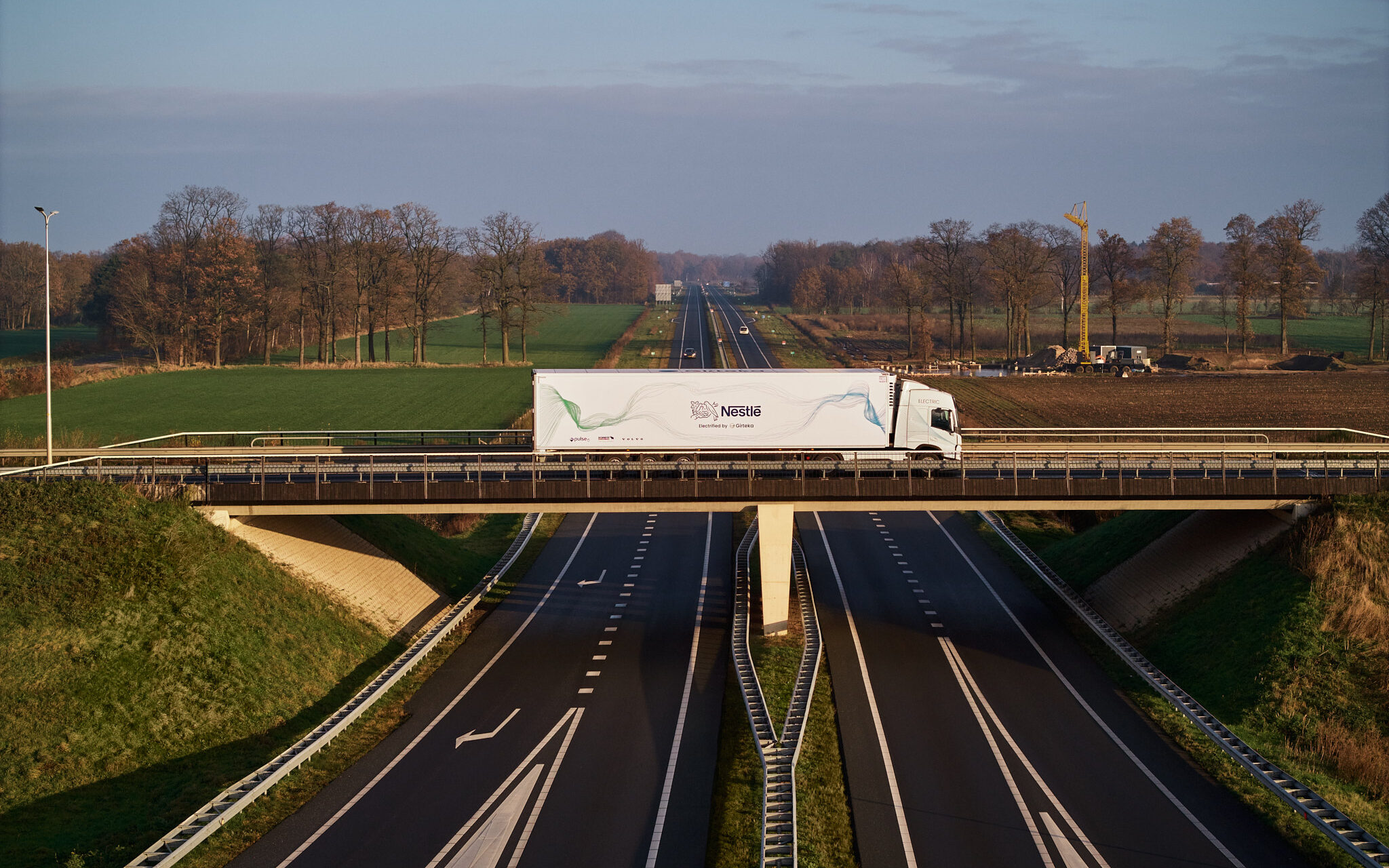 Girteka dzieli się wnioskami z testów w pełni elektrycznego ciągnika z naczepą – dane i efektywność