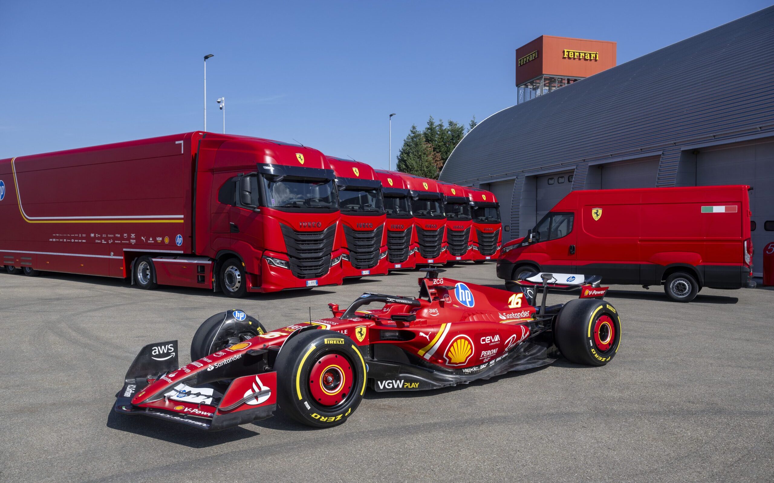 IVECO dostarcza flotę 16 ciężkich i lekkich pojazdów użytkowych do Scuderia Ferrari HP