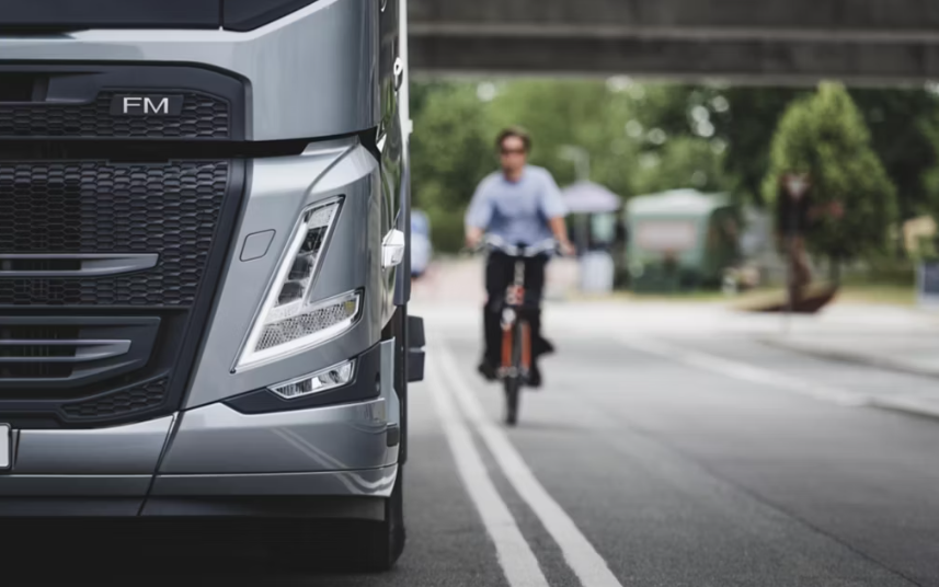 Volvo Trucks wprowadza systemy bezpieczeństwa nowej generacji, aby chronić pieszych i rowerzystów