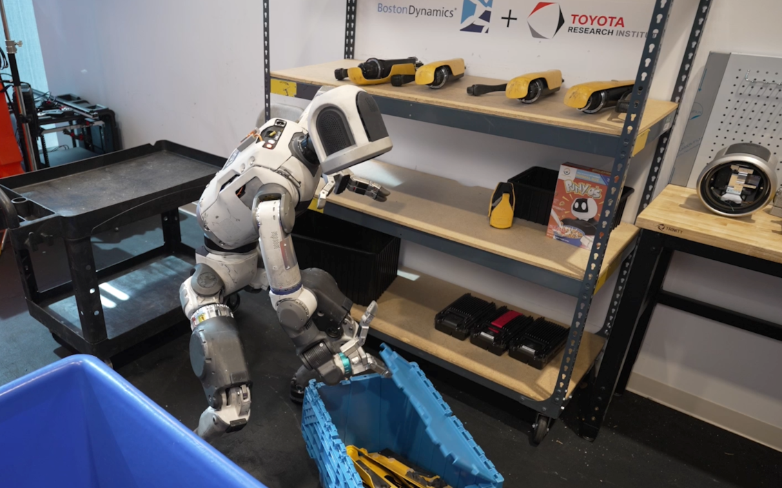 Błyskawiczne postępy napędzanego przez AI humanoidalnego robota Toyota Research Institute i Boston Dynamics