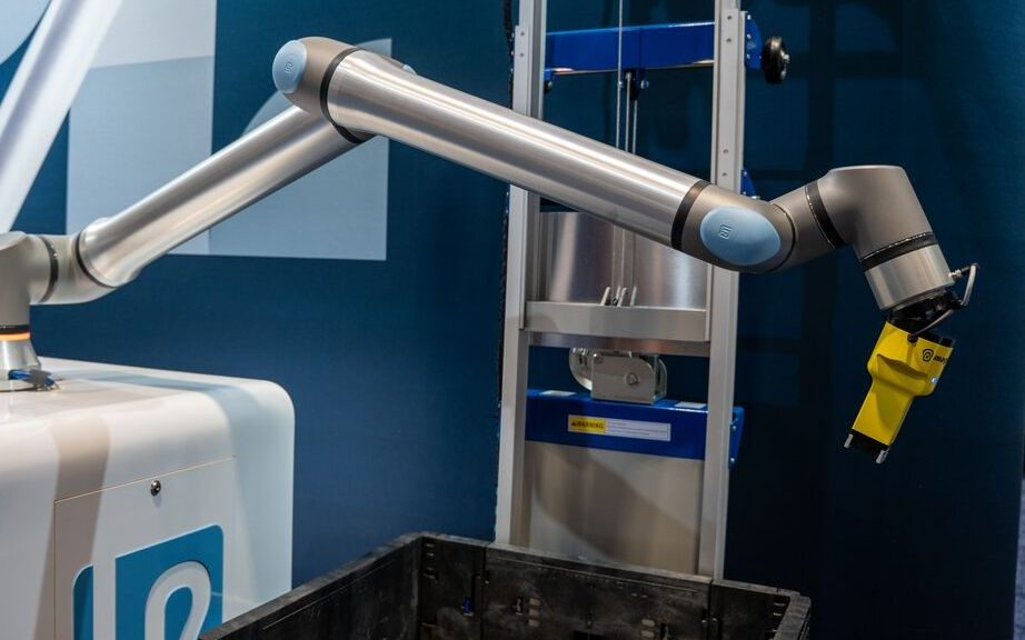 Universal Robots przedstawia UR8 Long: zaprojektowany do wykonywania najbardziej wymagających zadań automatyzacji w ograniczonej przestrzeni