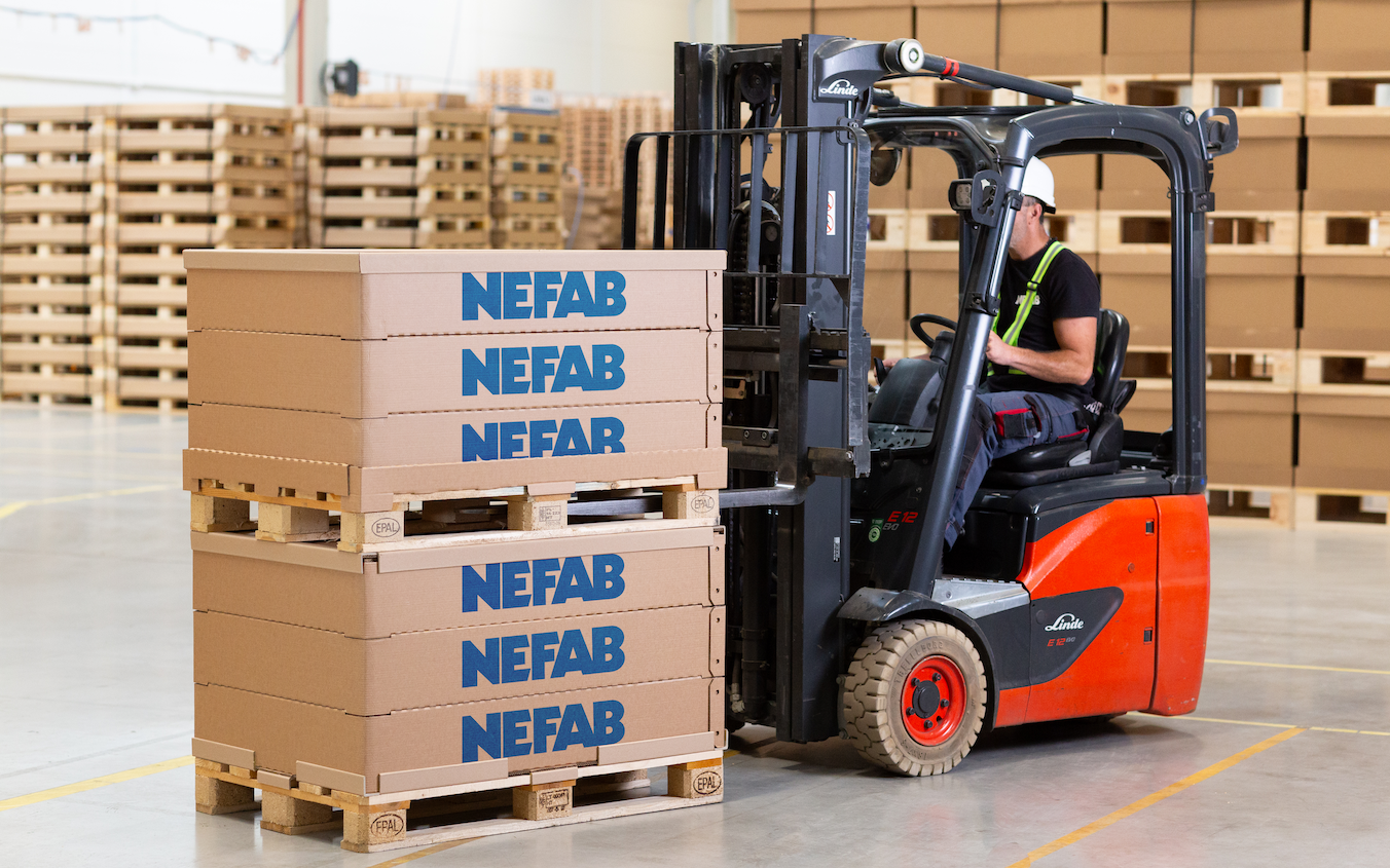Nefab wprowadza nowe opakowanie typu EdgePak Collar, który wpływa na redukcję emisji CO2 i zanieczyszczeń w transporcie towarów.