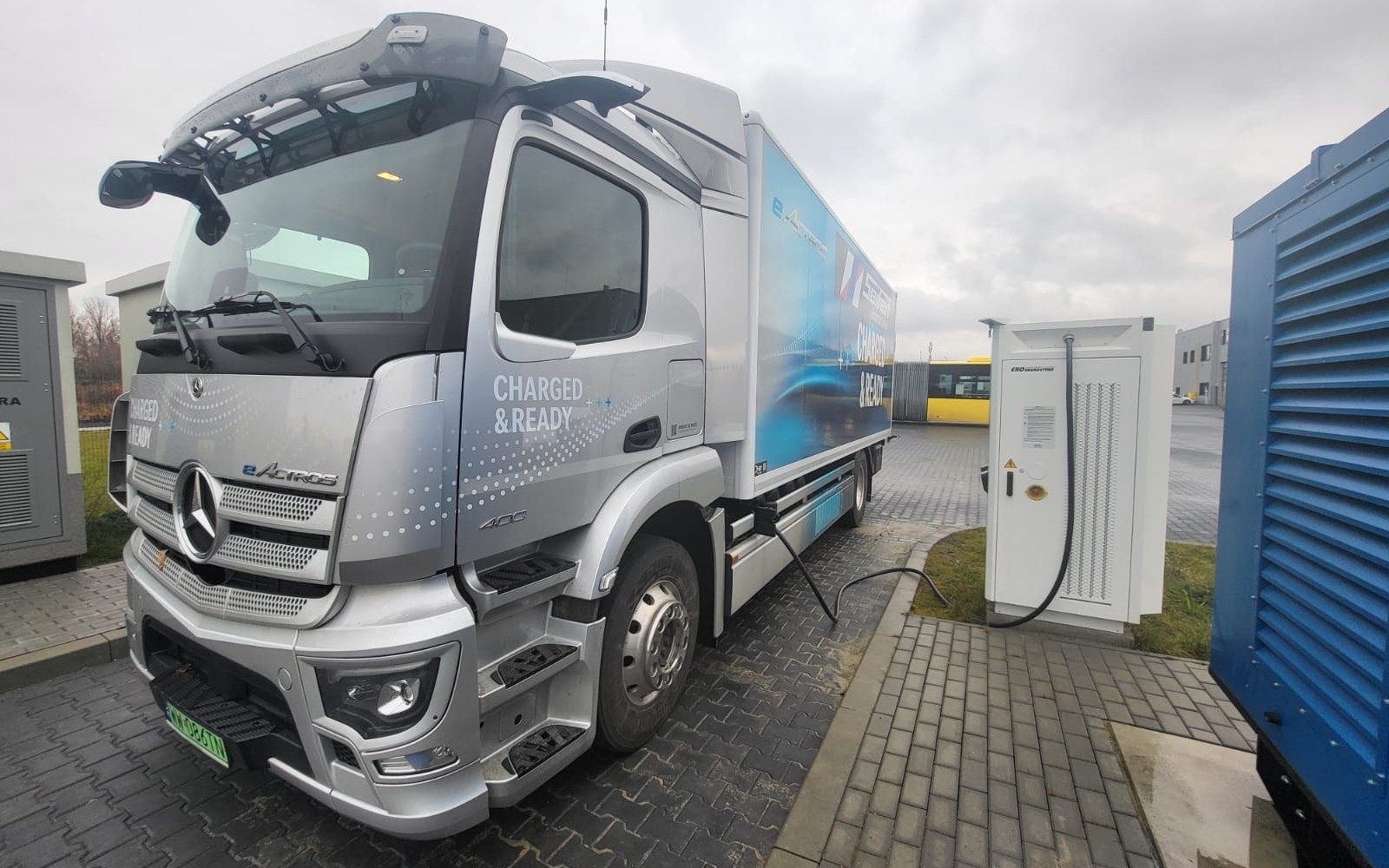 Wyjątkowy test ciężarowego elektryka: tę samą trasę zrobił latem i zimą