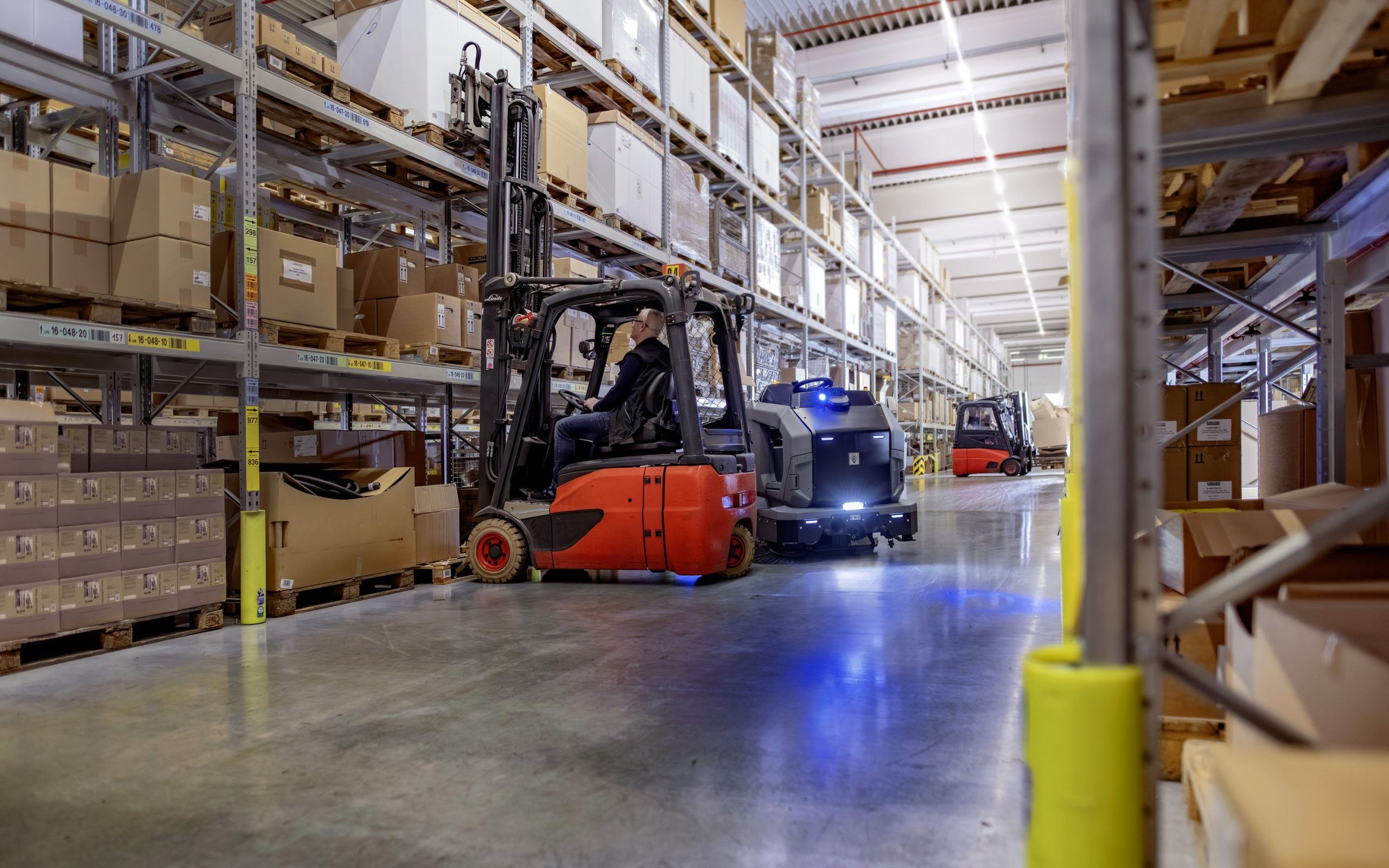 KIRA B 200: autonomiczna rewolucja w sprzątaniu przestrzeni przemysłowych i magazynów