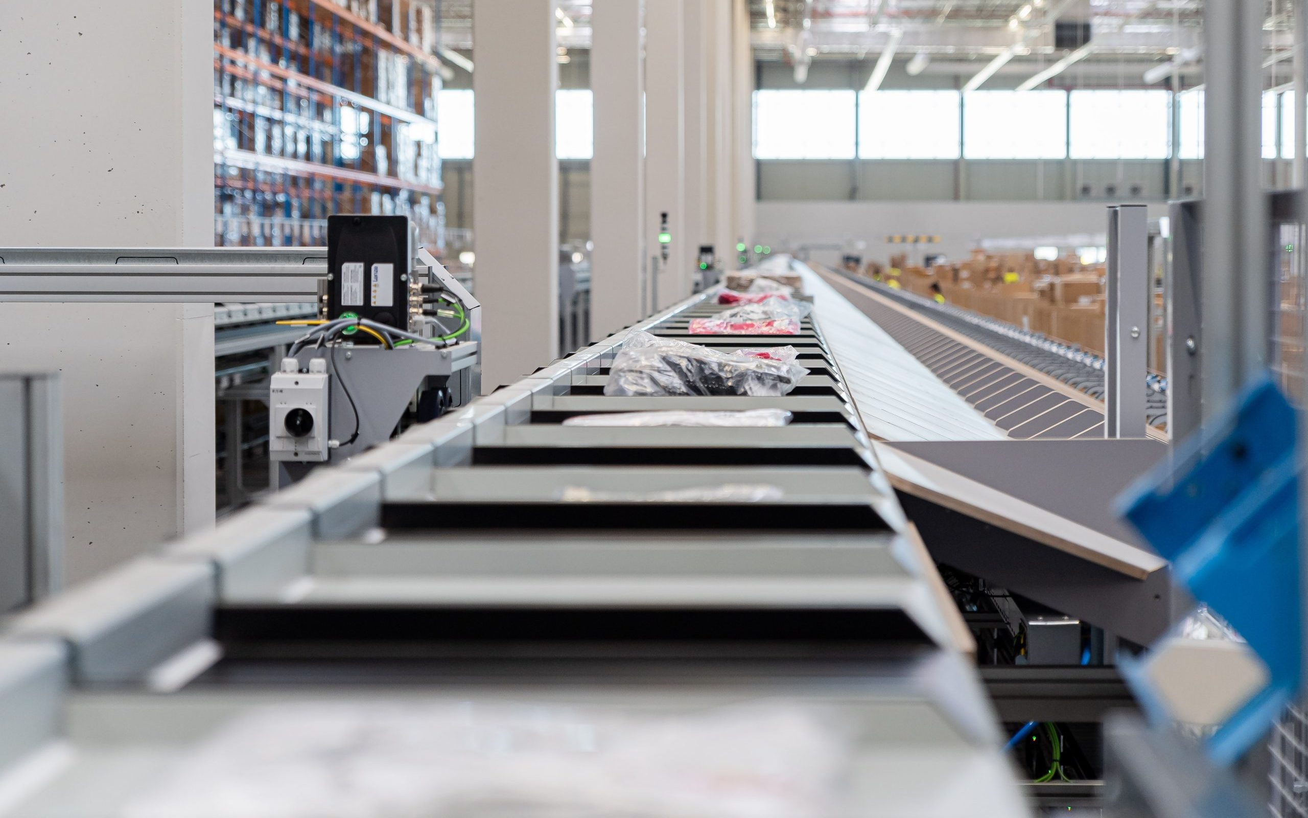 Efekty wprowadzenia automatycznego sortowania na liczbę pracowników magazynowych