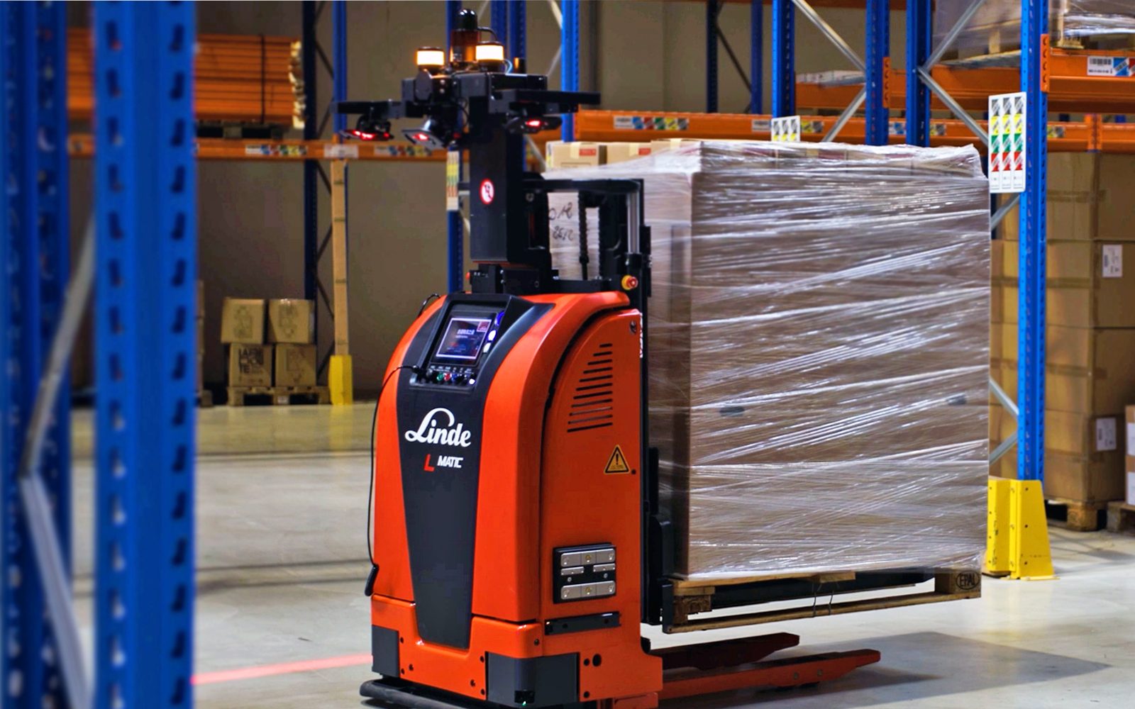 GXO testuje nowy autonomiczny pojazd do operacji magazynowych oparty na sztucznej inteligencji