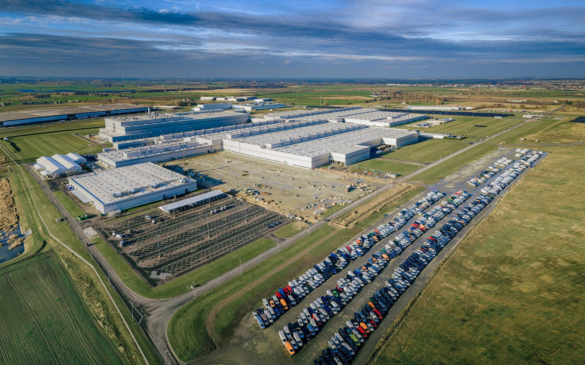 Rozbudowa zakładu Volkswagen Poznań we Wrześni nabiera tempa - rusza montaż konstrukcji nowych hal