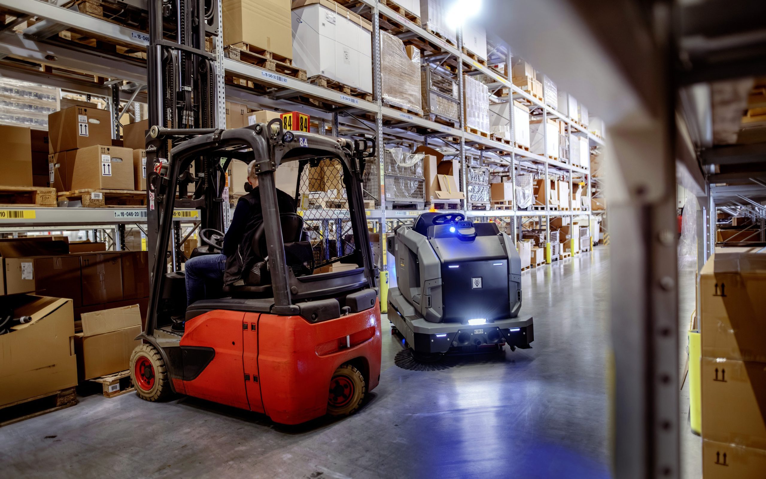 Autonomiczne utrzymanie czystości w magazynie. KIRA BR 200 jako element nowoczesnej infrastruktury logistycznej